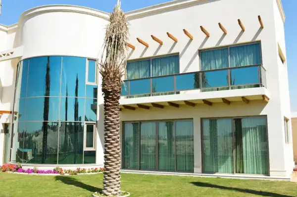 تغطية وتسييج المسابح بالزجاج السيكوريت (Pool Fencing): أمان وأناقة