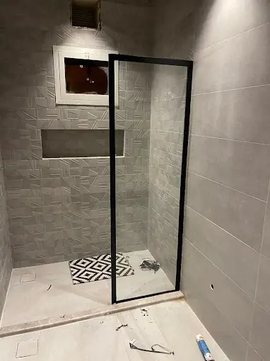 ما هي الماكينات الأرضية الإيطالية ولماذا يفضلها المهندسون للأبواب الزجاجية؟