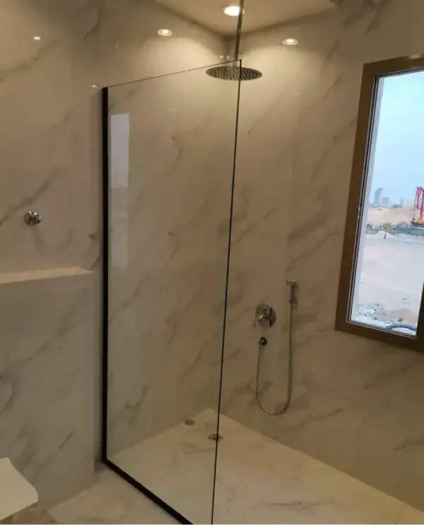 هل زجاج المكاتب المزدوج يعزل صوت الاجتماعات والمكالمات تماماً؟